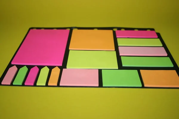 Renkli kitap yığını