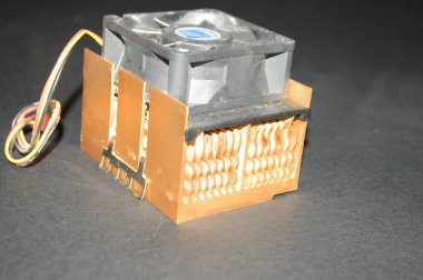 hediye kutusu siyah üzerine izole