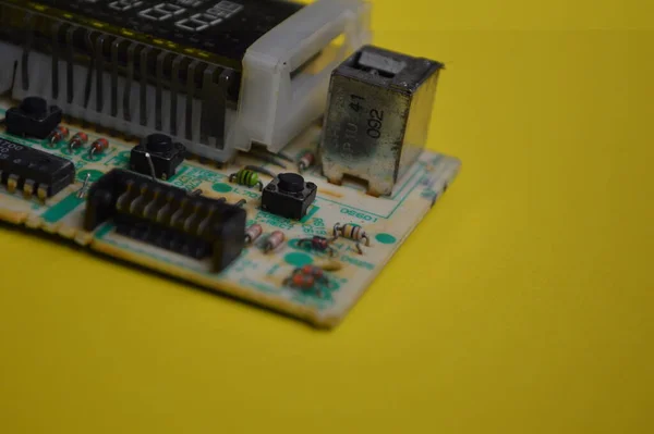  Elektronik devre kartı bileşeni