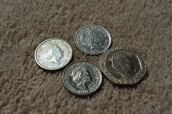 放在桌子上的欧元美分硬币 — 图库照片