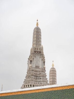 Wat Arun 'un içi yağmurlu bir günde Tayland mimarisinin çalışmalarını gösteriyor, gökyüzü gridir. Konum: Bangkok, Tayland