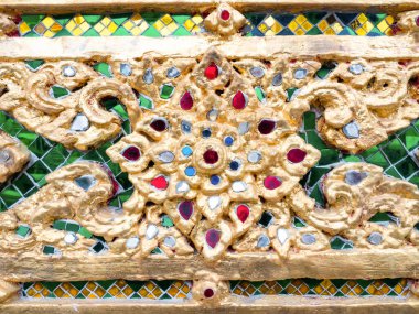 Wat Arun 'un içi Tayland mimari konseyinin çalışmalarını gösteriyor. Konum: Bangkok, Tayland