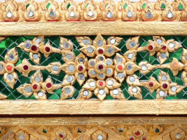 Wat Arun 'un içi Tayland mimari konseyinin çalışmalarını gösteriyor. Konum: Bangkok, Tayland