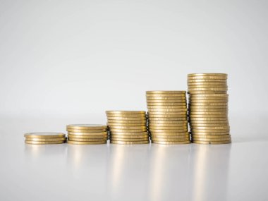 Tasarruflar kademeli olarak sıralanarak yükseltiliyor. Beyaz arkaplan