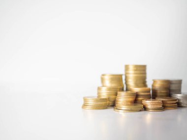 Katman katman biriktirilen tasarruflar beyaz arkaplan