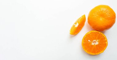 Portakal meyveleri tam boy sete, yarım küp ve yarıya dönüştü. Turuncu derili güzel bir desen göster Portakal hamuru dilimleri beyaz arka plan. Boşluğu kopyala