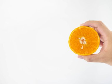 Yarım portakalı tutan bir adamın elinde hamurunda büyük bir portakal tohumu vardır. Turuncu posalı ince şeritler Beyaz arka plan