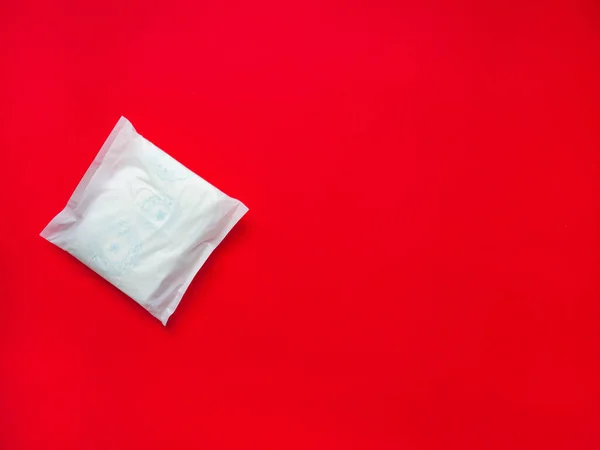 Almofadas Sanitárias Femininas Para Proteção Menstrual São Colocadas Fundo Vermelho — Fotografia de Stock