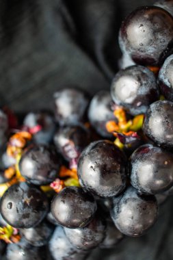 Siyah örtülü bir demet siyah üzüm. Tatlı ve ekşi bir meyve..