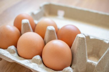 Karton kutuda yakın kahverengi yumurtalar bir kutu dolusu yumurta yok. Süpermarketten al, ahşap zemine koy..