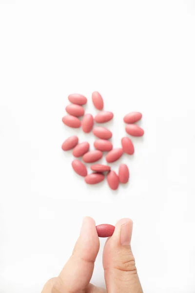 Ein Mann Mit Mehreren Roten Tabletten Der Hand Als Medikament — Stockfoto