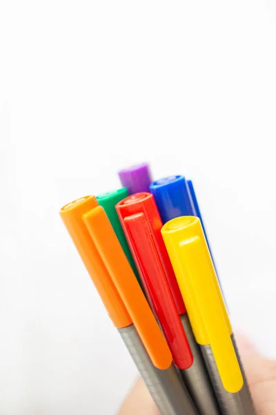 Een Man Met Een Regenboog Pen Zijn Hand Voor Uitdrukking — Stockfoto