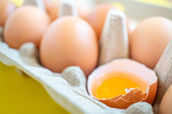 Primeros Planos Huevos Marrones Agrietados Dispuestos Una Caja Papel Comprar — Foto de Stock