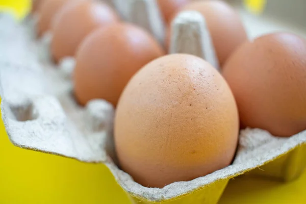 Huevos Marrones Cerca Caja Papel Una Caja Llena Huevos Comprado — Foto de Stock