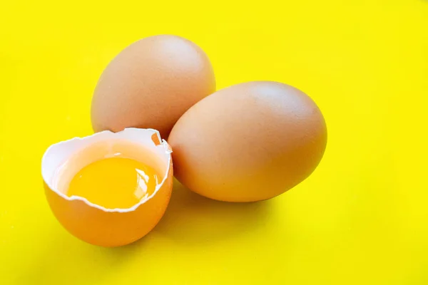 Primeros Planos Huevos Marrones Agrietados Compra Supermercado Colocado Sobre Fondo — Foto de Stock