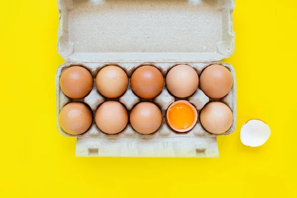 Primeros Planos Huevos Marrones Agrietados Huevos Cajas Papel Colocados Uno — Foto de Stock