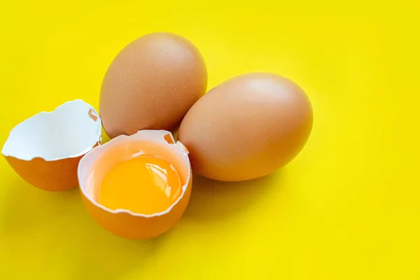 Primeros Planos Huevos Marrones Agrietados Compra Supermercado Colocado Sobre Fondo — Foto de Stock