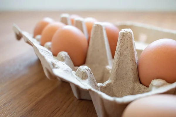 Primeros Huevos Marrones Caja Papel Hay Una Caja Llena Huevos — Foto de Stock