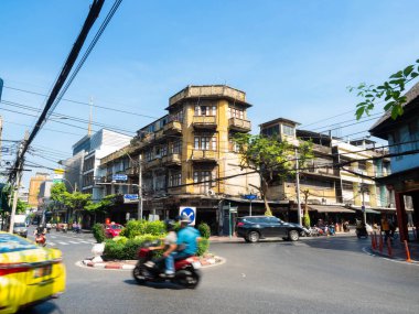 BANGKOK THAILAND - 20 Aralık 2020, Talat Noi bölgesindeki Tayland mimari tasarımının yanındaki eski konut binaları