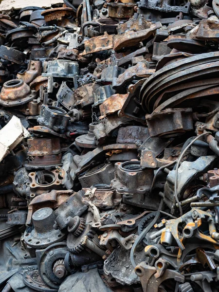 Die Überreste Von Maschinen Aus Autos Die Übereinander Gestellt Wurden — Stockfoto