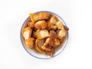 Tayland restoranlarında yenebilecek çıtır çıtır Çin yemeği. Ana hammadde üç domuz eti. Fayans kabı koyun Beyaz arkaplan