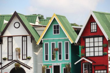 Turist eğlencesi olarak kullanılan Avrupa mimari modellerinin renkli evleri