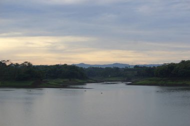 Karangkates Gölü ve Reservoir Turu, Malang Regency, Doğu Java Eyaleti, Endonezya 'nın güzelliğinin tadını çıkarın.