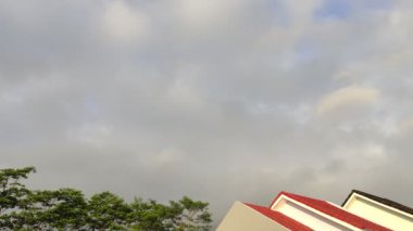 Etrafında mavi gökyüzü olan bulutlu bulutlar, Timelapse