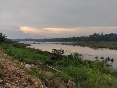 Karangkates rezervuarının yakınındaki Brantas Nehri 'nin atmosferi.