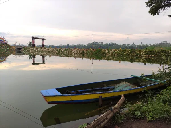 Die Atmosphäre Des Flusses Brantas Der Nähe Des Karangkates Reservoirs — Stockfoto