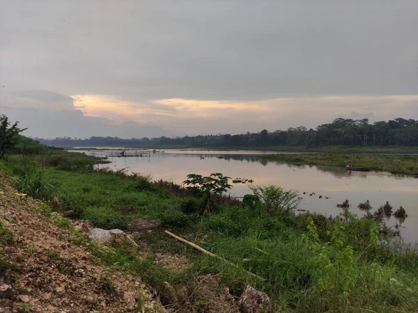 Die Atmosphäre Des Flusses Brantas Der Nähe Des Karangkates Reservoirs — Stockfoto