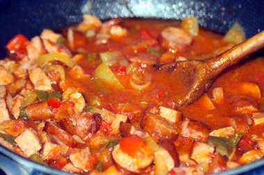 Kızartma tavası letcho üzerinde