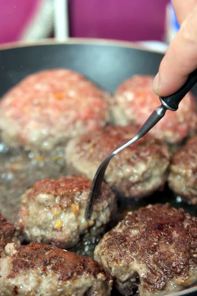 Boulettes de viande de bœuf dans une casserole Images De Stock Libres De Droits
