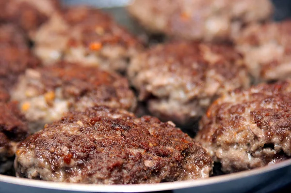 Boulettes de viande de bœuf dans une casserole Image En Vente
