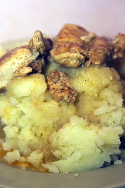 Филе куриной грудки с картошкой — стоковое фото
