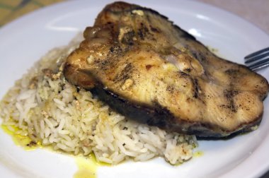 Köpek balığı biftek pirinç