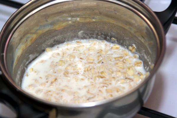 Bir kap içinde pişmiş yulaf ezmesi