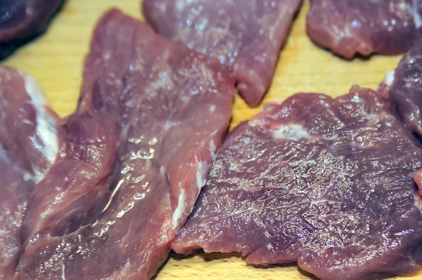 Vepřové maso dělí na menší kousky — Stock fotografie