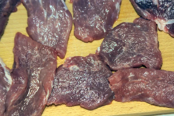 Vepřové maso dělí na menší kousky — Stock fotografie