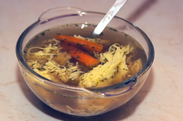 Sıcak suyu noodles ile