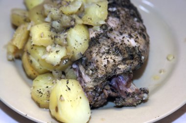 otlar ile kavrulmuş tavşan