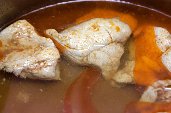 ソースの中の鶏の胸 — ストック写真