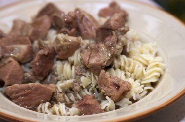 Gulaş ile sarmal makarna