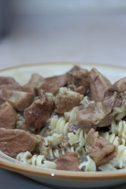 Gulaş ile sarmal makarna