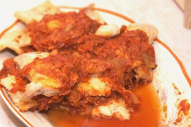 Bir tabakta Yunan balık