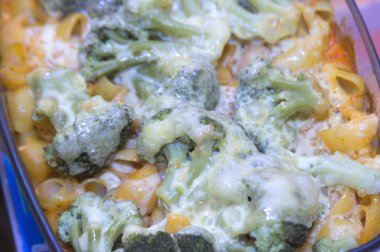 Brokoli ile makarna güveç