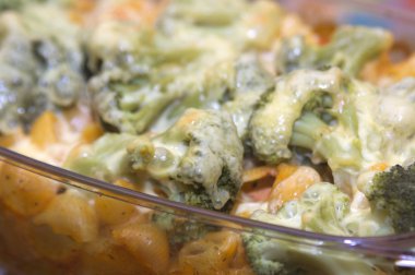 Brokoli ile makarna güveç