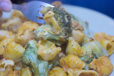 Brokoli ile makarna güveç