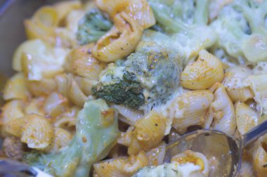 Brokoli ile makarna güveç