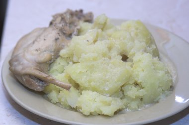 Kızarmış tavşan patates ile